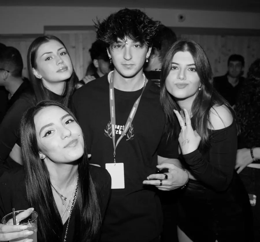 Giuseppe oggi, insieme ad altre persone a un evento
