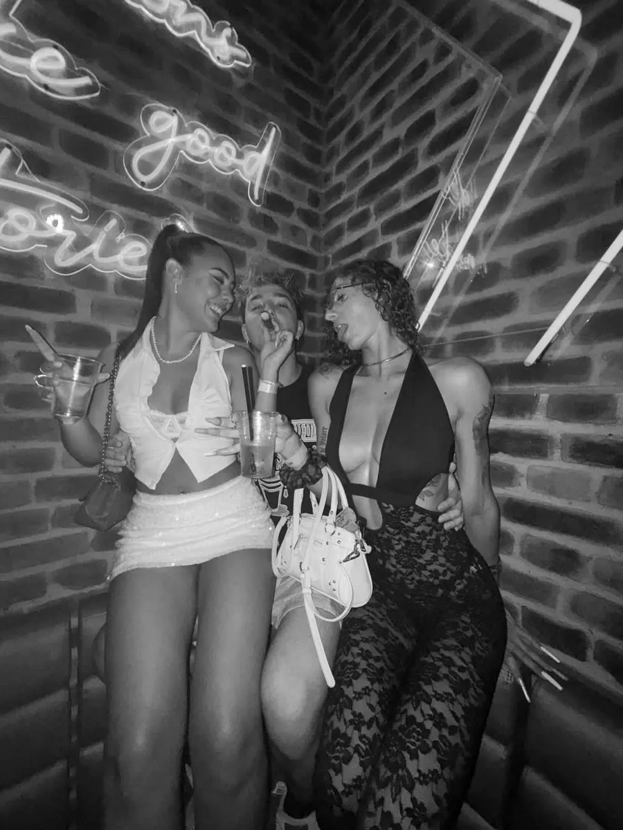 Giuseppe in compagnia durante una serata