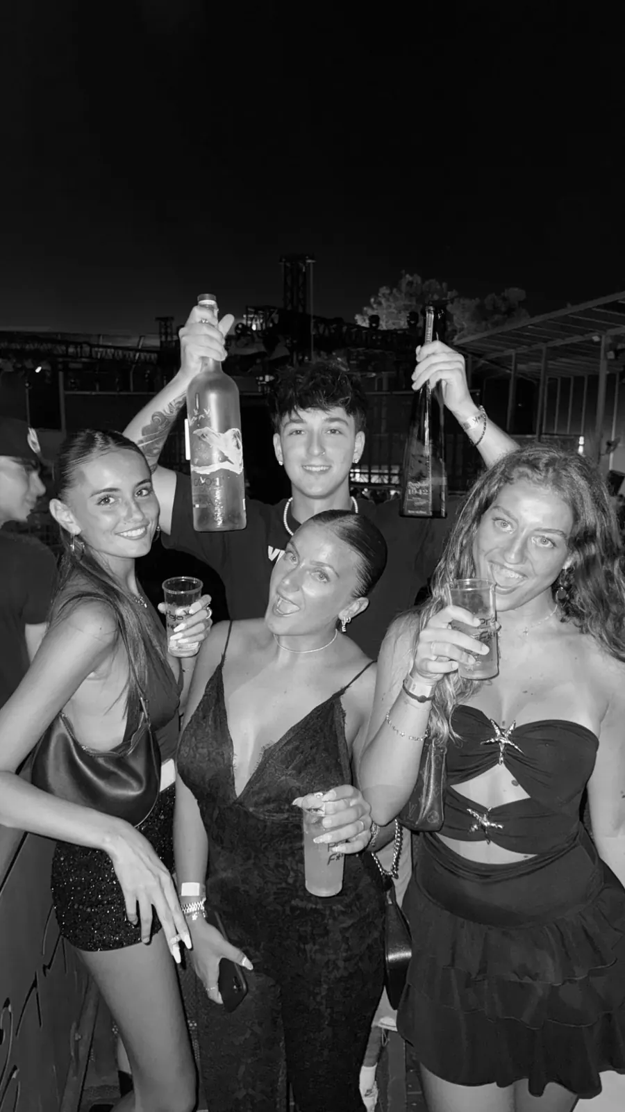 Giuseppe con un gruppo di amiche